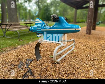 Vecchio, retrò, usato in metallo, parco giochi con molla a dondolo, attrezzatura. Foto Stock