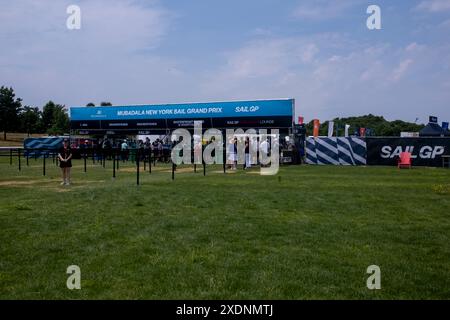 New York, Stati Uniti. 23 giugno 2024. NEW YORK, NEW YORK - 23 GIUGNO: Stazioni di sicurezza viste al SailGP Race Stadium di Governors Island il giorno 2 del Mubadala New York Sail Grand Prix al porto di New York il 23 giugno 2024 a New York City. Crediti: Ron Adar/Alamy Live News Foto Stock