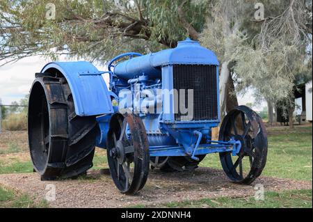 Il Machinery Mile di Ilfracombe, nell'entroterra del Queensland, ospita un'ampia gamma di attrezzature, dai motori in piedi ai macchinari per il movimento terra Foto Stock