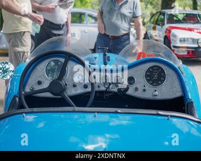 Castellarquato, Italia - 22 giugno 2024 Rally bandiera Argento , cruscotto auto sportiva d'epoca con meccanica che discute, cattura auto d'epoca resto Foto Stock