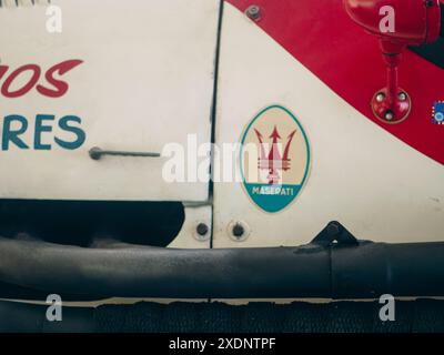 Castellarquato, Italia - 22 giugno 2024 Rally bandiera Argento , primo piano del logo del tridente maserati su una auto da corsa d'epoca rossa e bianca, in mostra l'auto d'epoca Foto Stock