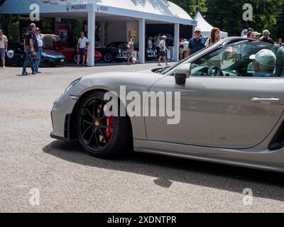 Castellarquato, Italia - 22 giugno 2024 Rally bandiera Argento , porsche Grigio 718 boxster gts 4,0 parcheggiata in una mostra di auto d'epoca con visitatori ed espositori Foto Stock