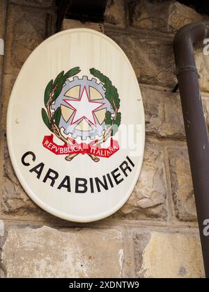 Castellarquato, Italia - 22 giugno 2024 Rally bandiera Argento , logo dei Carabinieri su segno ovale attaccato ad un antico muro di pietra in italia simboleggia la legge Foto Stock