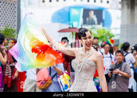 Bangkok Pride Festival 2024 Parata di persone LGBTQIAN al Siam Center MBK in Concept Celebration of Love Pride Month, 1 giugno 2024, Bangkok, Thailandia. Foto Stock