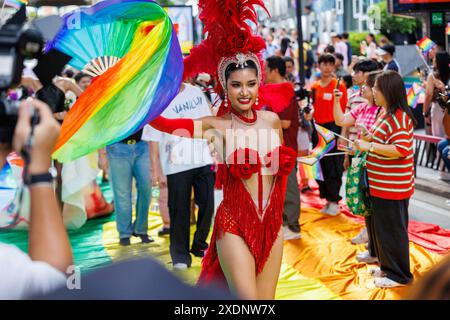 Bangkok Pride Festival 2024 Parata di persone LGBTQIAN al Siam Center MBK in Concept Celebration of Love Pride Month, 1 giugno 2024, Bangkok, Thailandia. Foto Stock