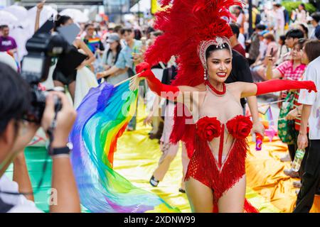 Bangkok Pride Festival 2024 Parata di persone LGBTQIAN al Siam Center MBK in Concept Celebration of Love Pride Month, 1 giugno 2024, Bangkok, Thailandia. Foto Stock