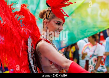 Bangkok Pride Festival 2024 Parata di persone LGBTQIAN al Siam Center MBK in Concept Celebration of Love Pride Month, 1 giugno 2024, Bangkok, Thailandia. Foto Stock