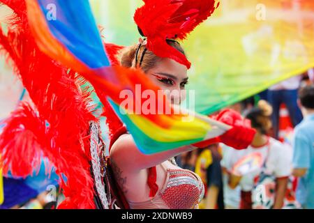 Bangkok Pride Festival 2024 Parata di persone LGBTQIAN al Siam Center MBK in Concept Celebration of Love Pride Month, 1 giugno 2024, Bangkok, Thailandia. Foto Stock