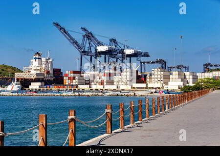 Porto di Santa Marta, importante porto commerciale che importa grano e merci generiche ed esporta carbone, caffè in sacco e altri. Colombia Foto Stock