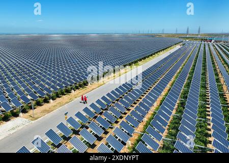 YINCHUAN, CINA - 21 GIUGNO 2024 - i lavoratori effettuano un'ispezione di moduli fotovoltaici e un servizio di elettricità a Yinchuan, provincia di Ningxia, Cina, giugno Foto Stock