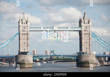 Tower Bridge con simbolo olimpico, City of London, London, UK Foto Stock