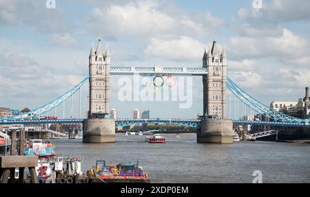 Tower Bridge con simbolo olimpico, City of London, London, UK Foto Stock