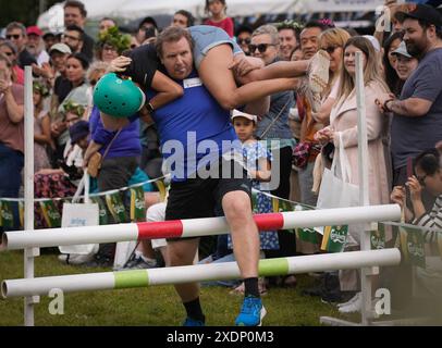 Burnaby, Canada. 23 giugno 2024. I concorrenti prendono parte a un concorso di consegna di moglie a Burnaby, British Columbia, Canada, il 23 giugno 2024. Crediti: Liang Sen/Xinhua/Alamy Live News Foto Stock