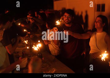 Barcellona, Spagna. 24 giugno 2024. La notte di San Giovanni è celebrata in tutti i territori di lingua catalana come celebrazione dell'inizio dell'estate, con grandi falò, fuochi d'artificio e una buona cena. La noche de San Juan se celebra en todos los territorios de habla catalana como una celebraci-n de la entrada del verano, celebrando con grandes hogueras, petardos y una buena cena. News CRONACA - Barcellona, Spagna domenica 23 giugno 2024 (foto di Eric Renom/LaPresse) crediti: LaPresse/Alamy Live News Foto Stock