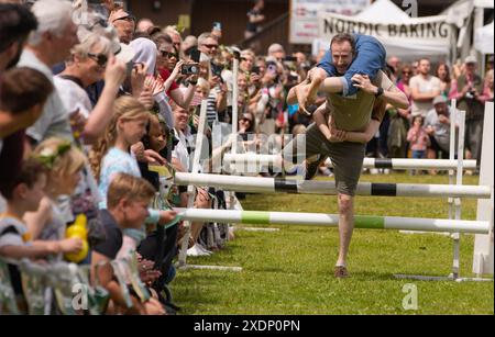 Burnaby, Canada. 23 giugno 2024. I concorrenti prendono parte a un concorso di consegna di moglie a Burnaby, British Columbia, Canada, il 23 giugno 2024. Crediti: Liang Sen/Xinhua/Alamy Live News Foto Stock