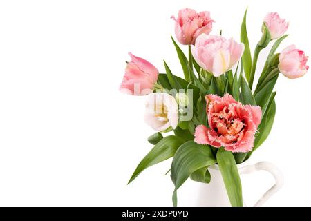 Elegante bouquet primaverile di colore rosa tulipani su sfondo bianco. Tulipani primaverili. Bouquet di tulipani. Foto Stock