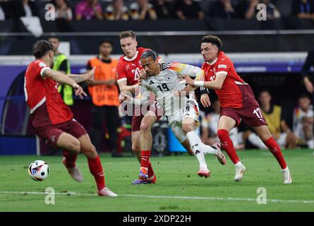 Francoforte, Germania. 23 giugno 2024. Leroy sane (2° R) della Germania sbarca durante la partita UEFA Euro 2024 di gruppo A tra Germania e Svizzera a Francoforte, in Germania, 23 giugno 2024. Crediti: Bai Xuefei/Xinhua/Alamy Live News Foto Stock