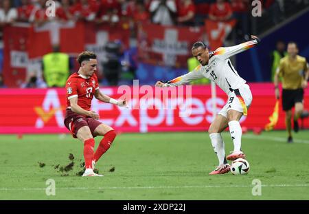 Francoforte, Germania. 23 giugno 2024. La Germania Leroy sane (R) affronta Ruben Vargas in occasione della partita UEFA Euro 2024 di gruppo A tra Germania e Svizzera a Francoforte, in Germania, 23 giugno 2024. Crediti: Bai Xuefei/Xinhua/Alamy Live News Foto Stock