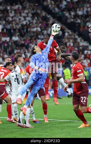 Francoforte, Germania. 23 giugno 2024. Yann Sommer (davanti), portiere della Svizzera, salta durante la partita UEFA Euro 2024 del gruppo A tra Germania e Svizzera a Francoforte, in Germania, 23 giugno 2024. Crediti: Bai Xuefei/Xinhua/Alamy Live News Foto Stock