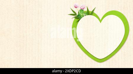 Sfondo con carta a forma di cuore, fiori e foglie. Sviluppo sostenibile di un approccio strategico a zero rifiuti, consumo responsabile, amico dell'ambiente Foto Stock