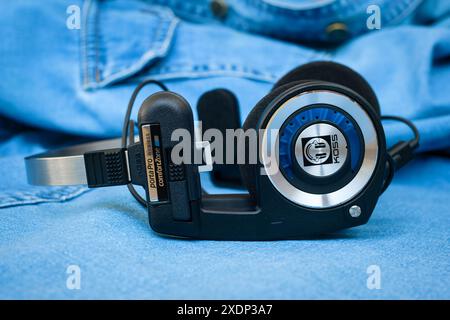 Cuffie wireless Koss porta Pro aperte su una camicia in denim da vicino Foto Stock