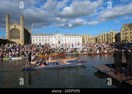 Le persone si siedono sulle rive del fiume Cam e sui prati del King's College di Cambridge, mentre ascoltano i King's Men eseguire un programma di madrigali, canzoni parziali, arrangiamenti di stretta armonia e canzoni contemporanee durante l'evento musicale all'aperto "Singing on the River", che quest'anno ha attirato una folla di quasi 3000 persone. Data foto: Domenica 23 giugno 2024. Foto Stock