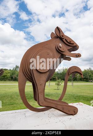 Il Desert Rats Memorial è stato inaugurato per celebrare il 80° anniversario di El Alamein e si trova al National Memorial Arboretum, Alrewas, Lichfield, Staffordshire Foto Stock