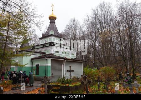 San Pietroburgo, Russia - 28 ottobre 2014: La gente si trova vicino alla cappella di Santa Beata Xenia presso la Smolensky Cemetry Foto Stock