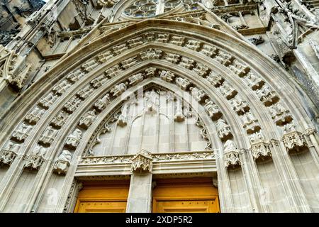 Saint-Antoine l'Abbaye etichettato Les Plus Beaux Villages de France, typanum della chiesa, Isère, Auvergne-Rhone-Alpes, Francia Foto Stock