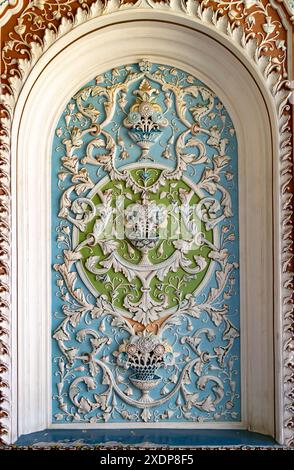 Decorazione delle pareti interne della residenza Naranjestan. Foto Stock