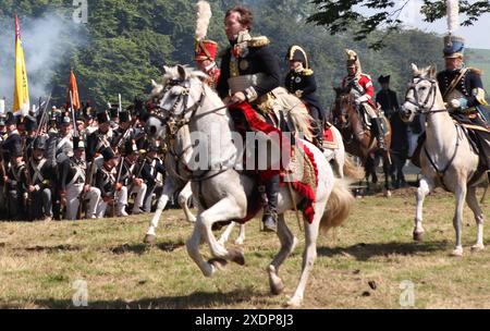 WATERLOO, Belgio. 23 giugno 2024. I Reenactor giocano come soldati militari durante la rievocazione della battaglia di Waterloo il 23 giugno 2024 a Waterloo, in Belgio. Un certo numero di eventi commemorativi si tennero il 22 e 23 giugno per celebrare la battaglia di Waterloo, avvenuta il 18 giugno 1815. Credito: De Yongjian/China News Service/Alamy Live News Foto Stock