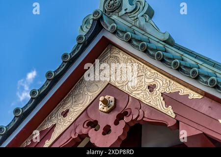 Tokyo, Giappone. 24 agosto 2023: Tempio Tokudaiji. Honden sala principale Kazarikanagu ornamenti in metallo e dettagli del tetto Gegyo. Situato nel quartiere di Ueno. Foto Stock