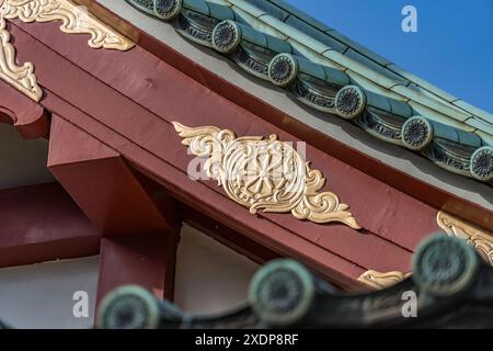 Tokyo, Giappone. 24 agosto 2023: Tempio Tokudaiji. Honden Main hall Kazarikanagu ornamenti metallici dettaglio tetto. Situato nel quartiere di Ueno. Foto Stock