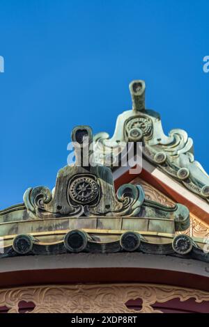 Tokyo, Giappone. 24 agosto 2023: Tempio Tokudaiji. Honden Hall principale dettagli del tetto Toribusuma. Situato nel quartiere di Ueno. Foto Stock