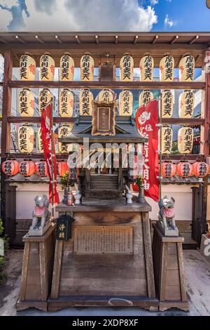 Tokyo, Giappone. 24 agosto 2023: Santuario scintoista di Ishibashi Inari Jinja. Situato nel quartiere di Ueno, vicino al tempio Todaiji e ai santuari della divinità Marishiten Go Foto Stock