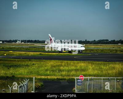 Flughafen Düsseldorf, Nordrhein-Westfalen, Deutschland, Qatar Airways, Flugzeug, Rollbahn, Flughafen, Gras, Sträucher, klarer Himmel, Sicherheitszaun, Schild 44C, Gebäude, Bäume, Luftfahrt, Flughafenbetrieb, Flugverkehr, Startbahn, Landebahn, terminal, Gepäckabfertigung, Passagierflugzeug, Frachtflugzeug, Flughafensicherheit, Wartungshalle, Kontrollturm, Hangar, Runway, Taxiway, Fluggesellschaft, imbarco, Check-in, Gate, Ankunft, Abflug *** Aeroporto di Düsseldorf, Renania settentrionale-Vestfalia, Germania, Qatar Airways, aereo, via di rullaggio, aeroporto, erba, cespugli, cielo limpido, recinzione di sicurezza, cartello 44C, costruzione Foto Stock