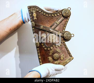 Olympia Auctions 24 giugno 2024 Una rara faretra cinese (Jebele) Dinastia Qing XVIII-XIX secolo Est £ 1.000-1.500 asta 26 giugno Londra Olympia 25 Blythe Rd Londra. Paul Quezada-Neiman/Alamy Live nuovo credito: Paul Quezada-Neiman/Alamy Live News Foto Stock