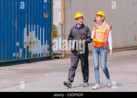 Gruppo di Port Container Ship Yard colleghi lavoratori che lavorano insieme si uniscono al controllo del lavoro di squadra operare risolvere i problemi. Foto Stock