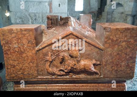 Sarcofago in marmo rosso di Veronose romanico del vescovo Berardo Maggi del XIV secolo in romanico Duomo Vecchio (Cattedrale Vecchia) Concattedrale invernal Foto Stock