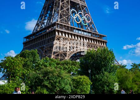 Torre Eiffel pronta per le Olimpiadi del 2024 Foto Stock