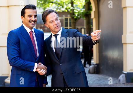 L'AIA - l'emiro dello Stato del Qatar lo sceicco Tamim bin Hamad al Thani viene ricevuto dal primo ministro uscente Mark Rutte al Binnenhof. L'emiro sta facendo una visita ufficiale nei Paesi Bassi per rafforzare ulteriormente i legami con il Qatar. ANP IRIS VAN DEN BROEK netherlands Out - belgio Out Foto Stock