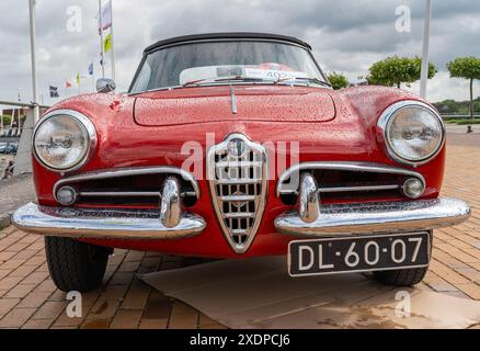 Lelystad, Paesi Bassi, 16.06.2024, Vista frontale dell'auto d'epoca Alfa Romeo Giulietta ragno dal 1960 al National Old timer Day Foto Stock