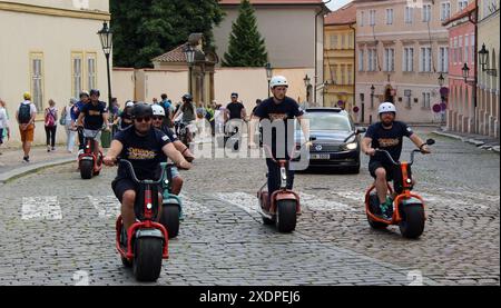 Turisti con scooter elettrici a pneumatici grassi nel centro di Praga, Repubblica Ceca, 22 giugno 2024. (Foto CTK/Milos Ruml) Foto Stock