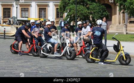 Turisti con scooter elettrici a pneumatici grassi nel centro di Praga, Repubblica Ceca, 22 giugno 2024. (Foto CTK/Milos Ruml) Foto Stock