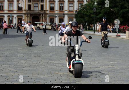 Turisti con scooter elettrici a pneumatici grassi nel centro di Praga, Repubblica Ceca, 22 giugno 2024. (Foto CTK/Milos Ruml) Foto Stock