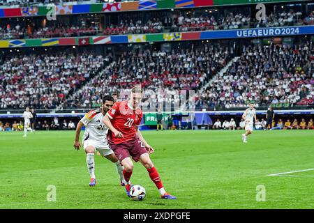 Francoforte, Germania. 23 giugno 2024. Francoforte, Germania, 23 giugno 2024: İlkay Gundogan (21 Germania) difende contro Michel Aebischer (20 Svizzera) durante la partita UEFA EURO 2024 Germania gruppo A tra Svizzera e Germania all'Arena di Francoforte, Germania. (Daniela Porcelli/SPP) credito: SPP Sport Press Photo. /Alamy Live News Foto Stock