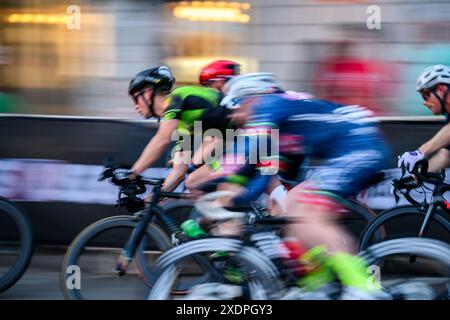 Ciclisti impressionisti e sfocati in una gara Foto Stock