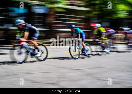 Ciclisti impressionisti e sfocati in una gara Foto Stock