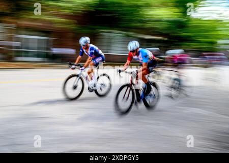 Ciclisti impressionisti e sfocati in una gara Foto Stock