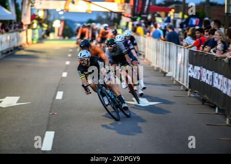 Ciclisti impressionisti e sfocati in una gara Foto Stock